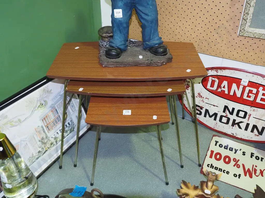 nest of 3 retro tables Image 1++
