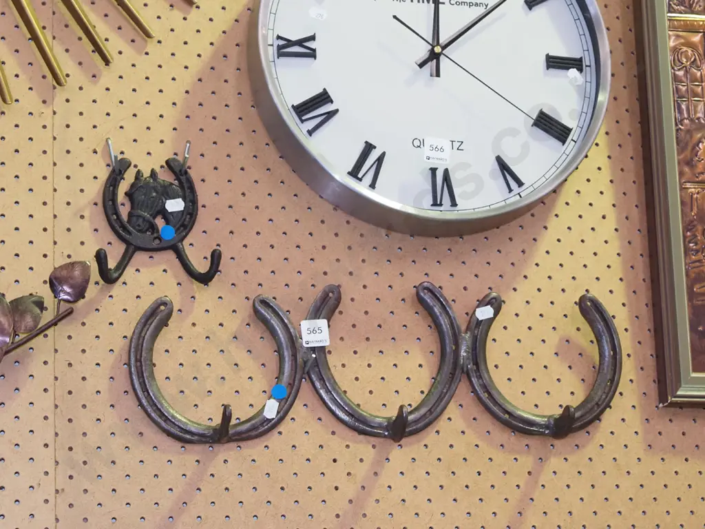 2x horse shoe themed coat hooks Image 1++