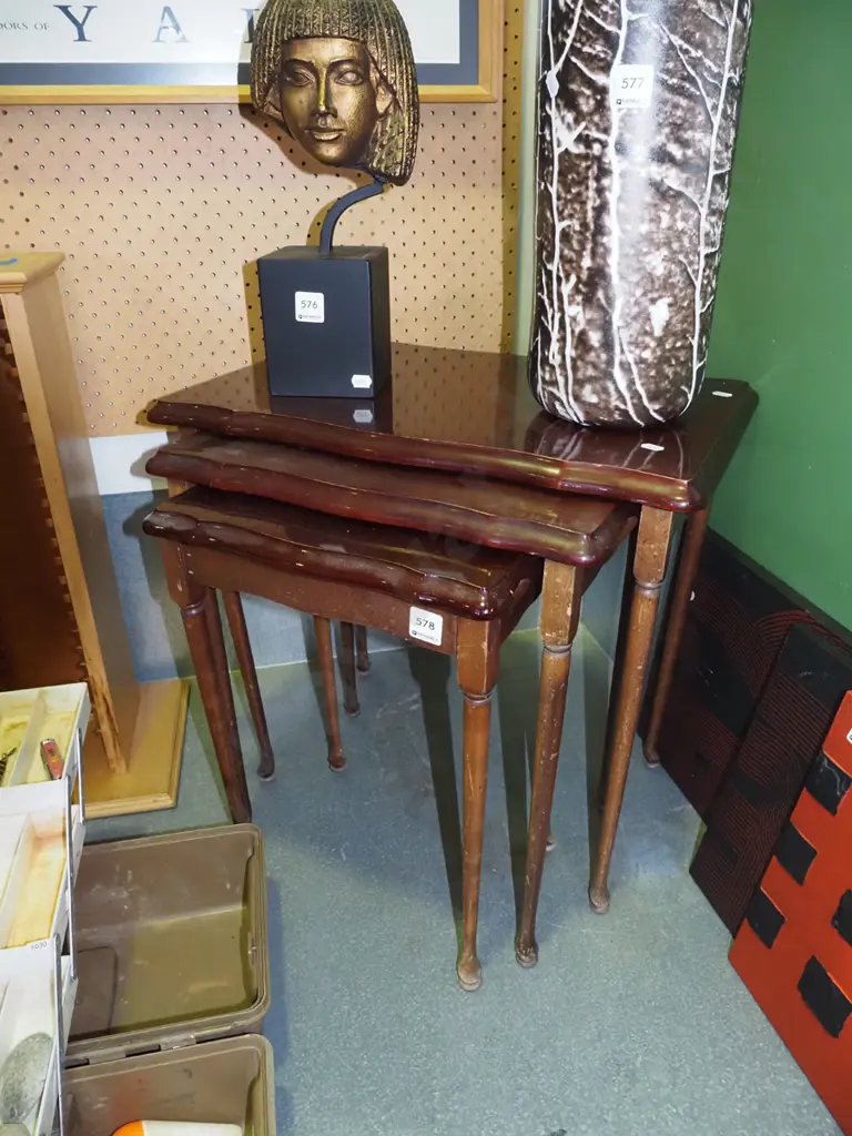 mahogany nest of 3 tables Image 1++