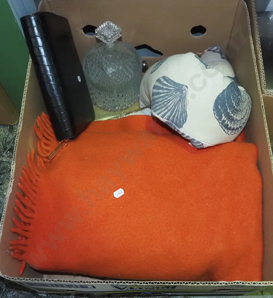 box; woollen blankets, draught stopper etc Image 1++