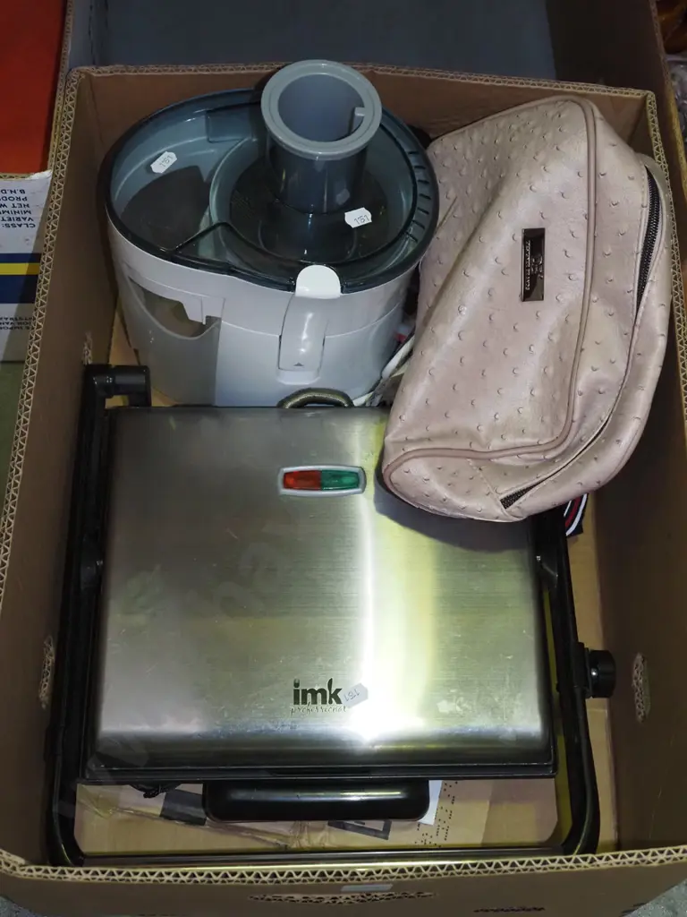 sandwich press, juicer, toiletry bag Image 1++