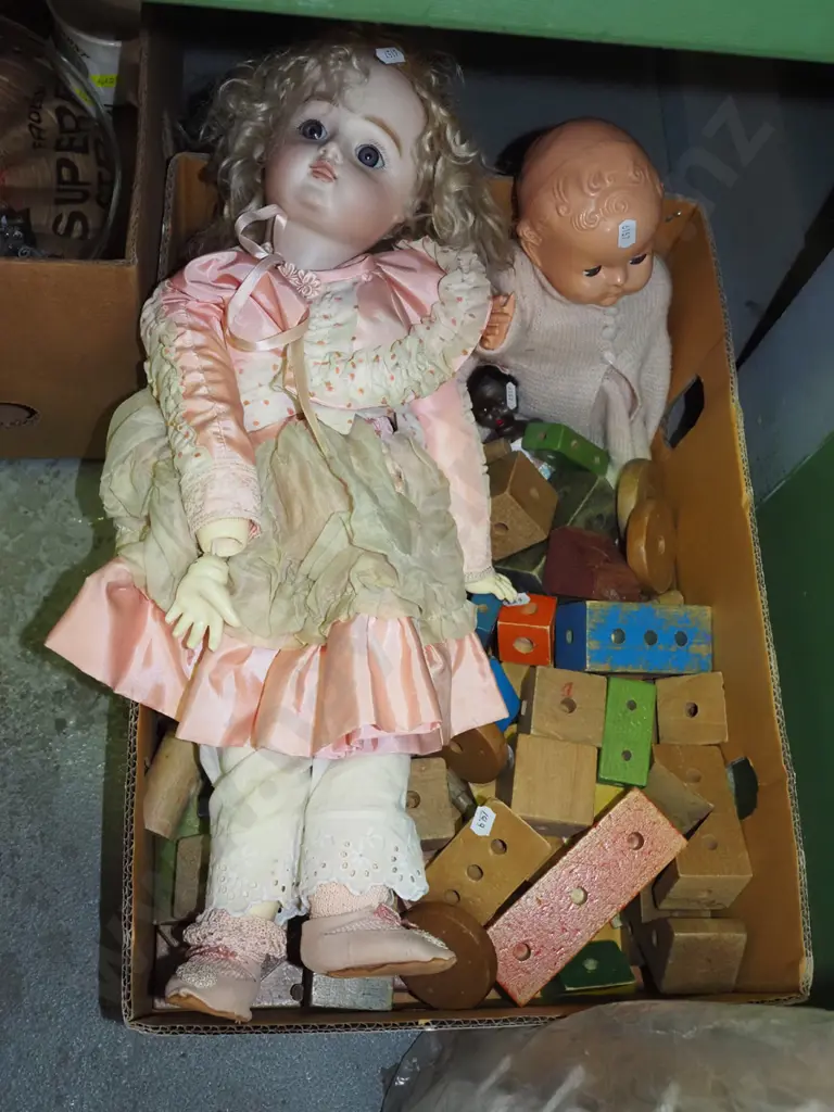 box; children's blocks, 2x dolls Image 1++
