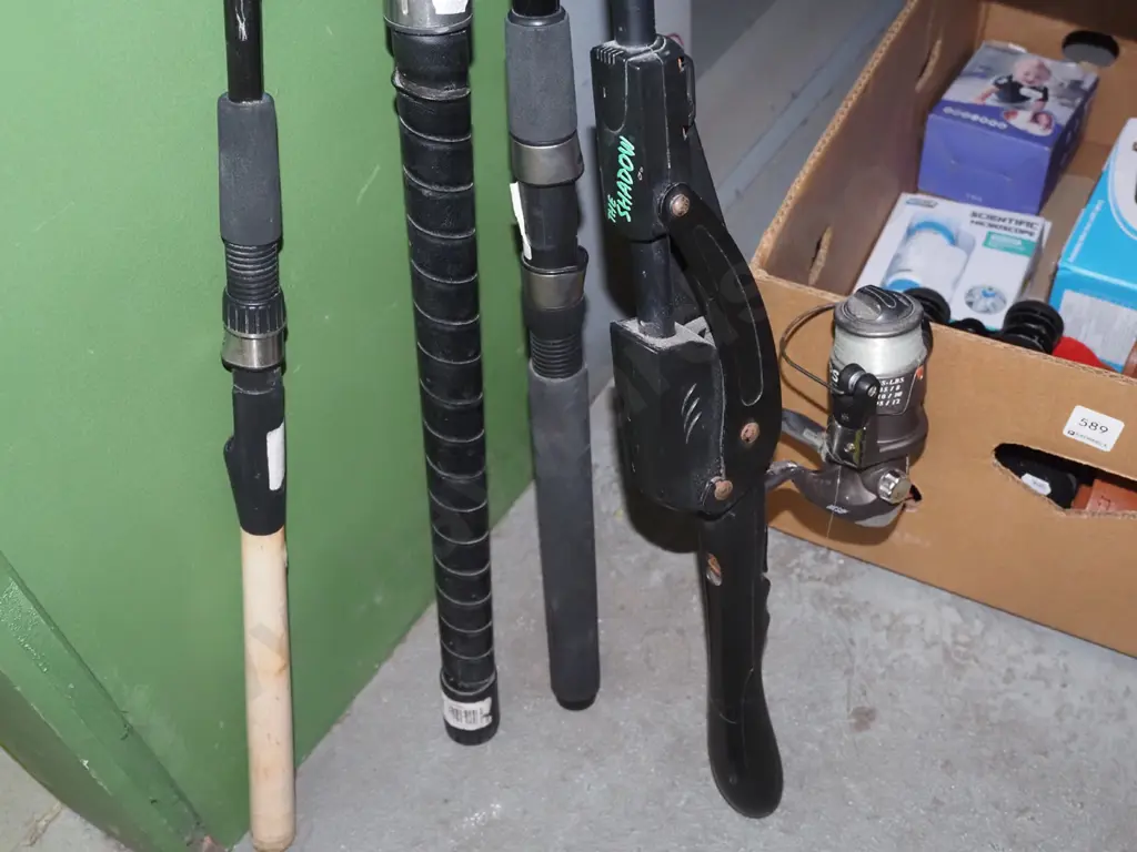 4x fishing rods - 1 with reel - red dots Image 1++