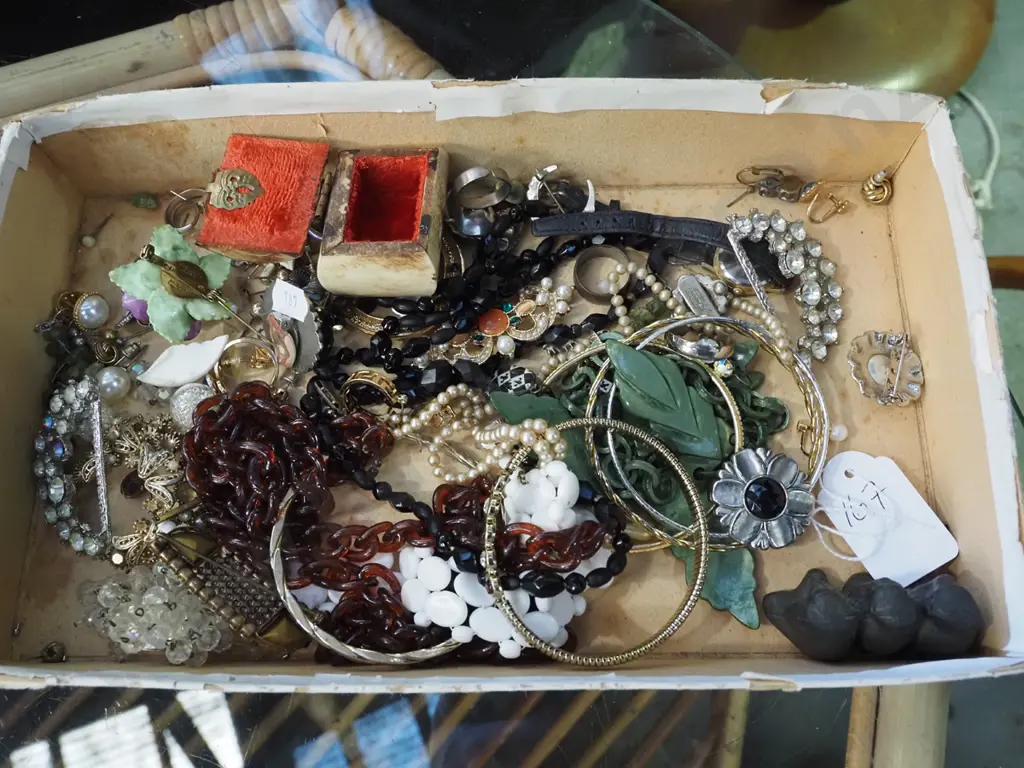 box; costume jewellery Image 1++