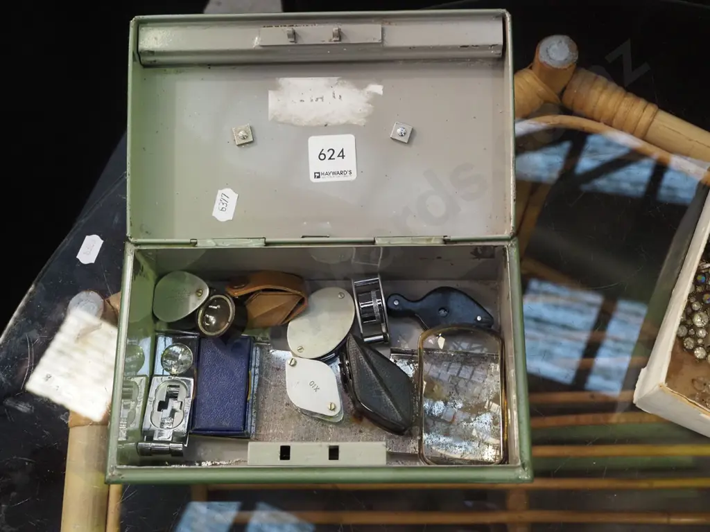 box; cash box, magnifying glasses Image 1++