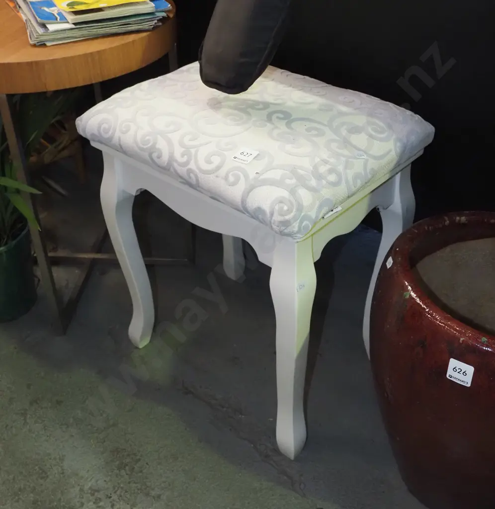 cab leg stool Image 1++