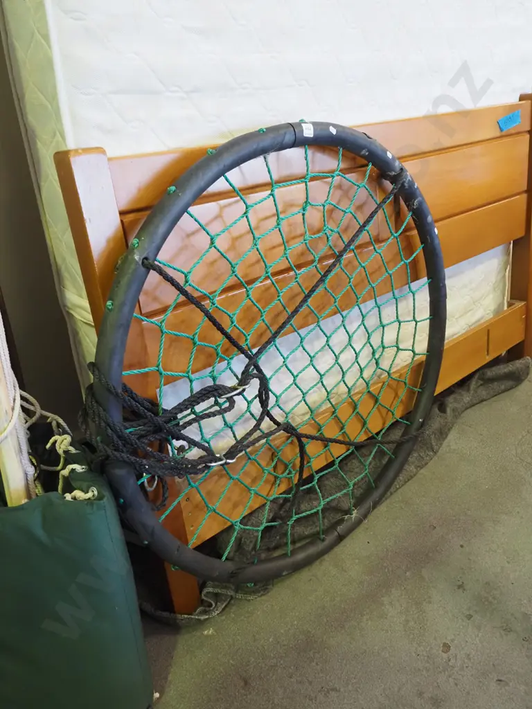 child's hanging swing seat Image 1++