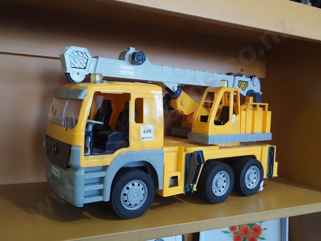 child's toy crane truck - missing doors, crack to windscreen L-490 Image 1++