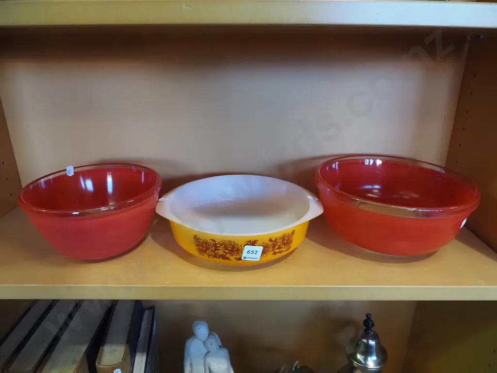 retro pyrex baking dish, 2x bowls Image 1++