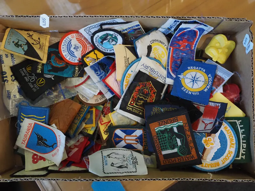 box; scouting badges Image 1++