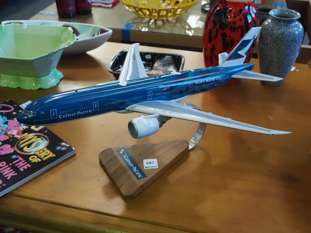 Cathay Pacific model airplane on stand L-470 Image 1++