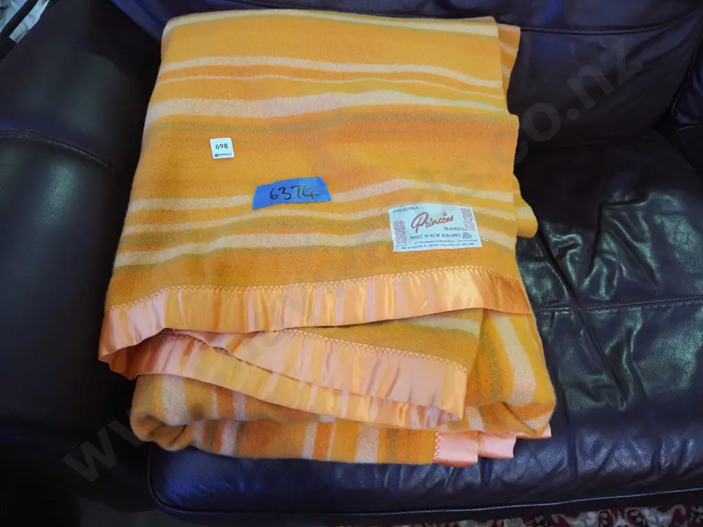 2x orange Onehunga Princess blankets Image 1++