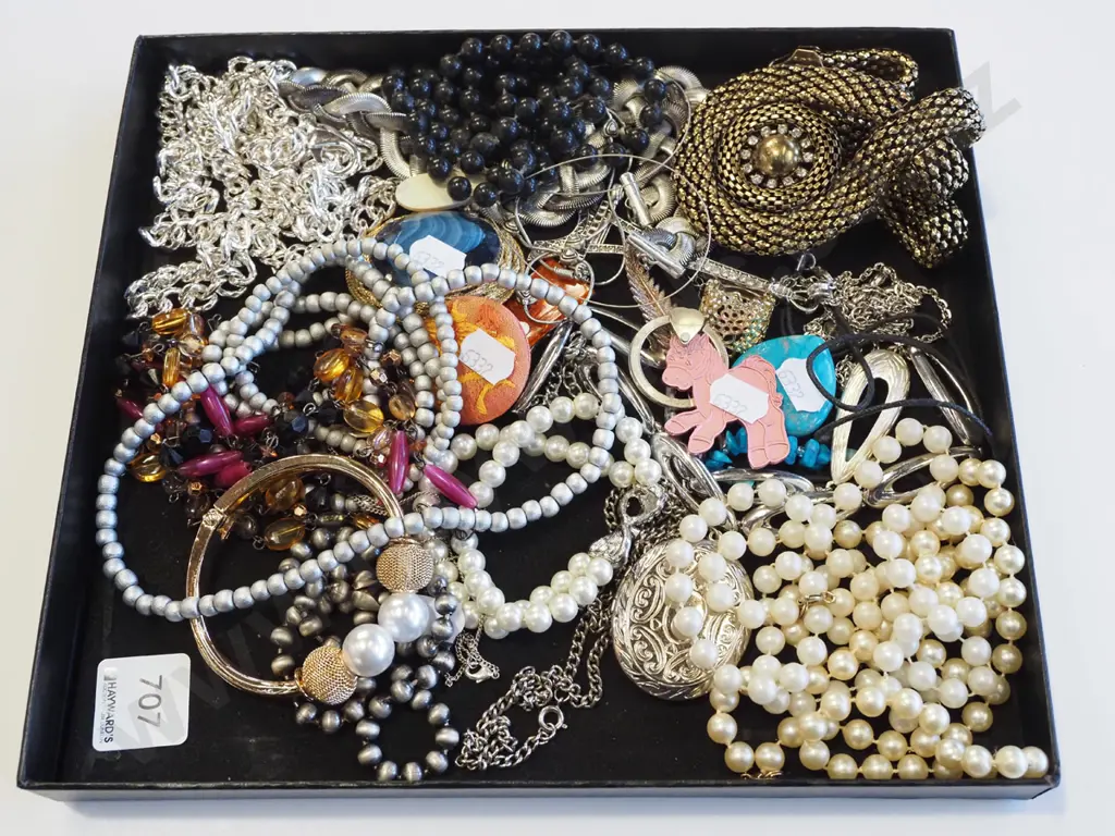 tray of costume jewellery Image 1++
