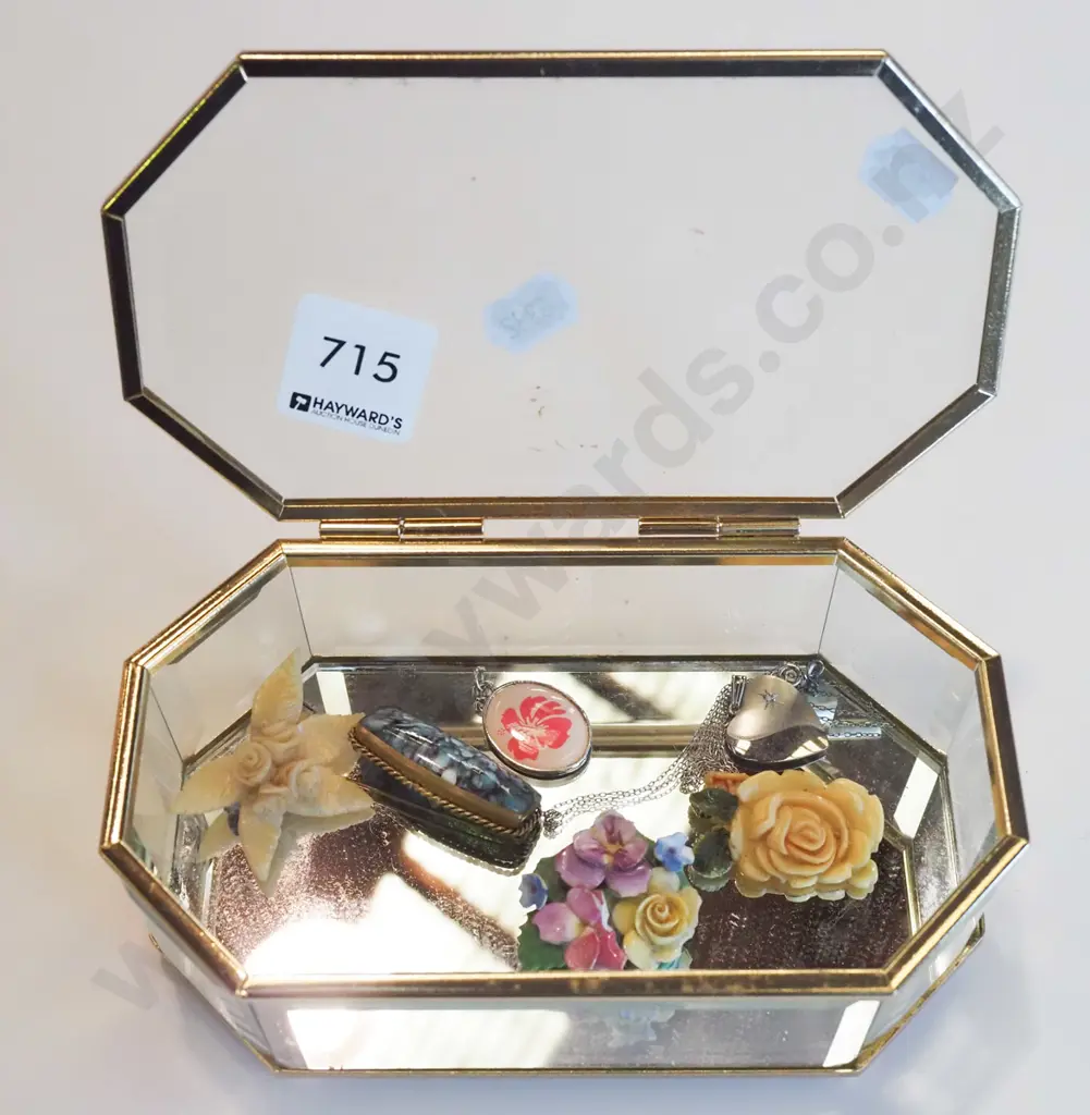 jewellery box, pendants, brooches Image 1++