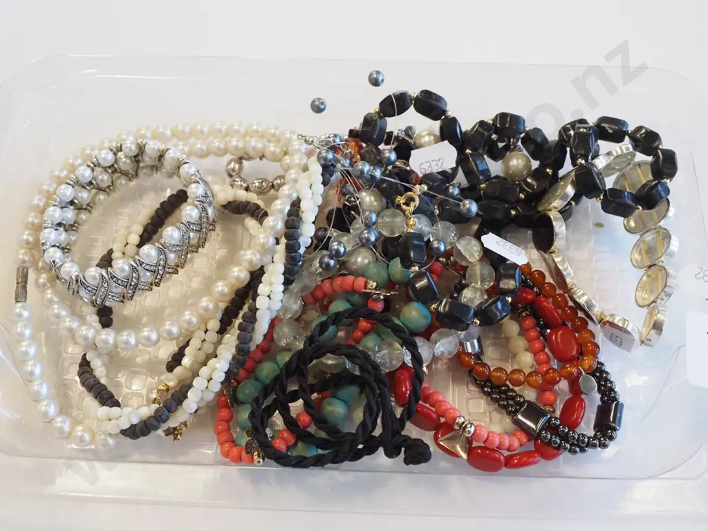 plastic tray ; necklaces, bracelets Image 1++