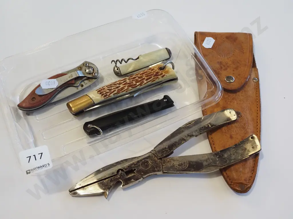 box; pocket knives, pliers in leather sheath Image 1++