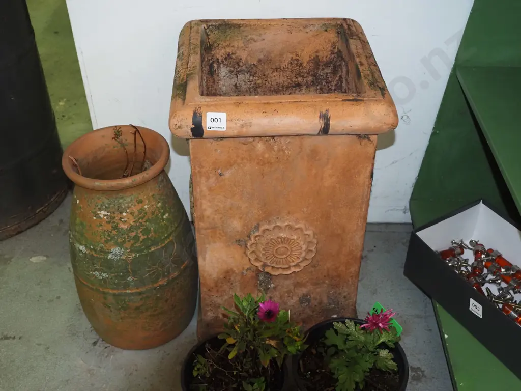 1x rectangular, 1x cylindrical terracotta garden planters H-500 Image 1++
