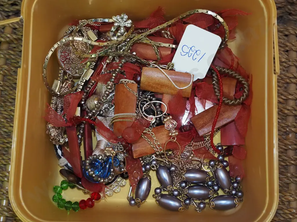 container of costume jewellery; pendants, necklaces etc Image 1++