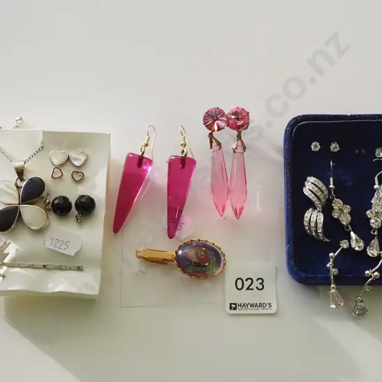 3x sets of earrings etc