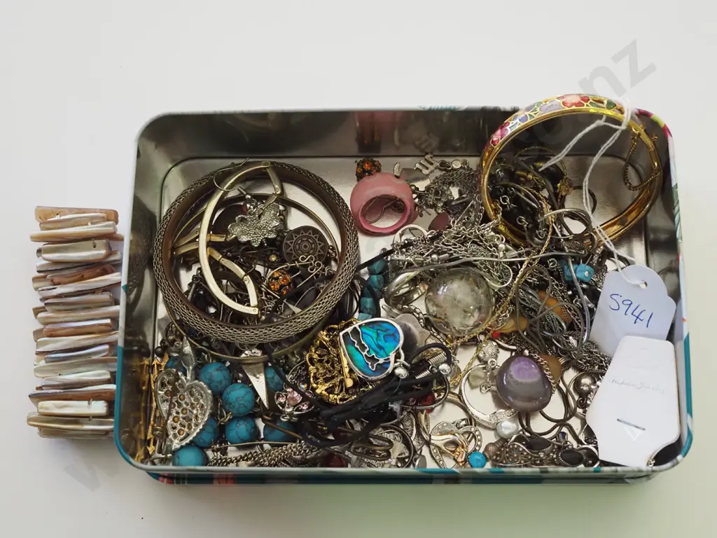 tray of costume jewellery; brooches, necklaces etc Image 1++
