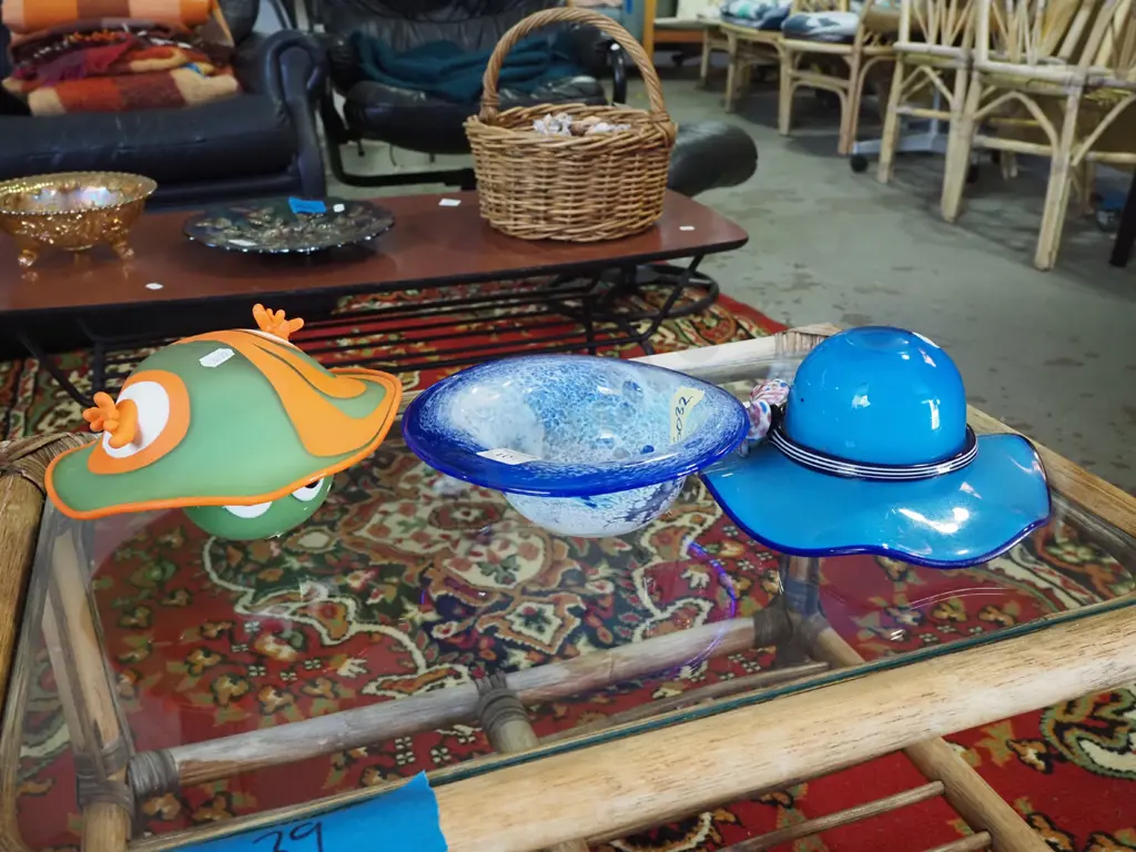 art glass hat, bowl, frog with hat Image 1++