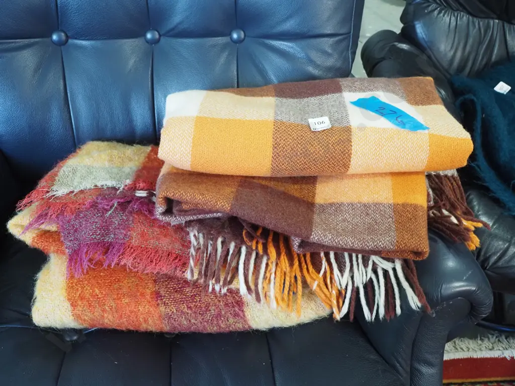 2x checked woollen blankets Image 1++