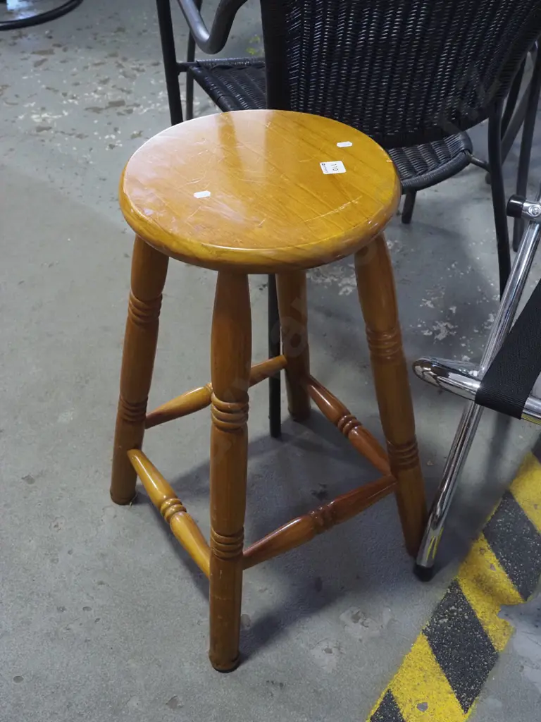 pine stool Image 1++