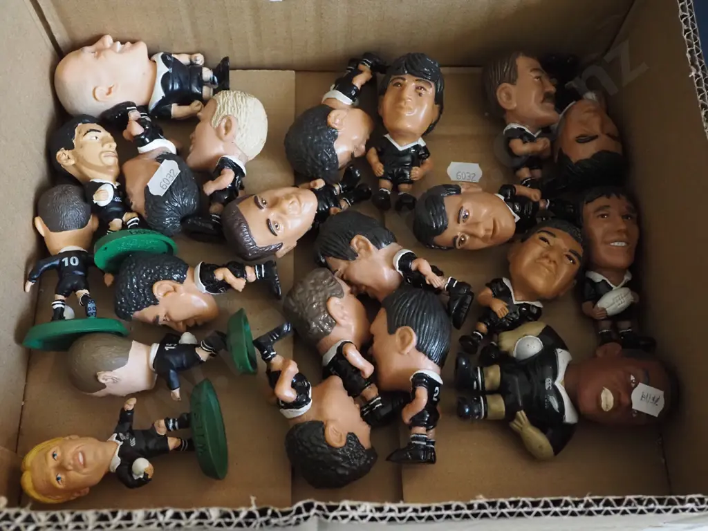 box; Caltex All Black figurines Image 1++