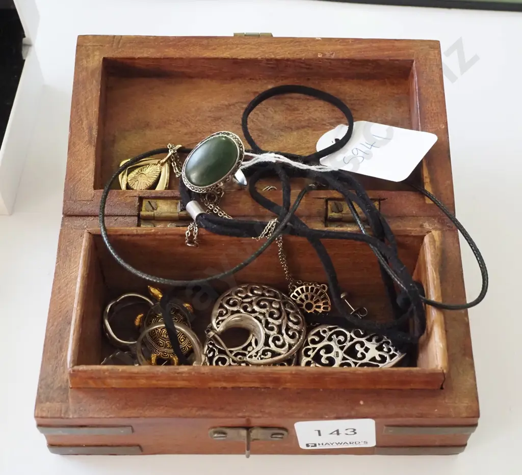 wooden trinket box; earrings etc Image 1++