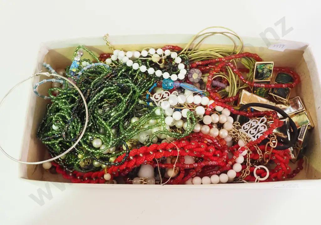 tray of costume jewellery Image 1++