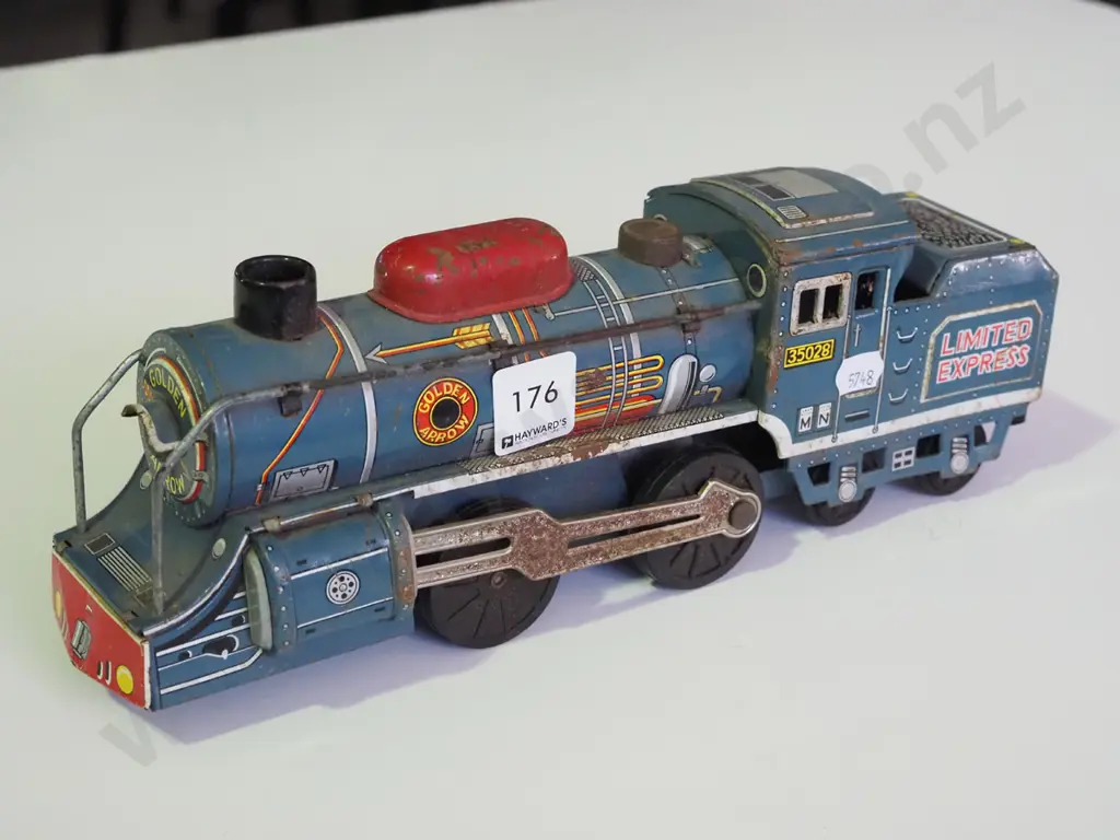 tin toy train - rusty Image 1++