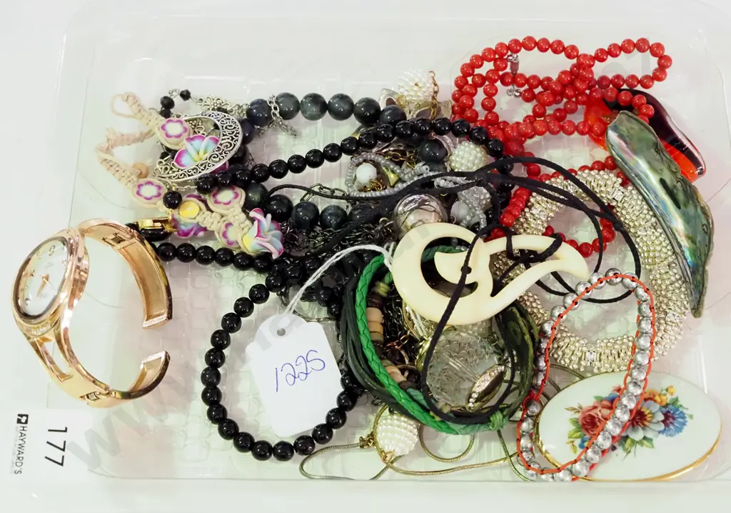 tray of costume jewellery Image 1++