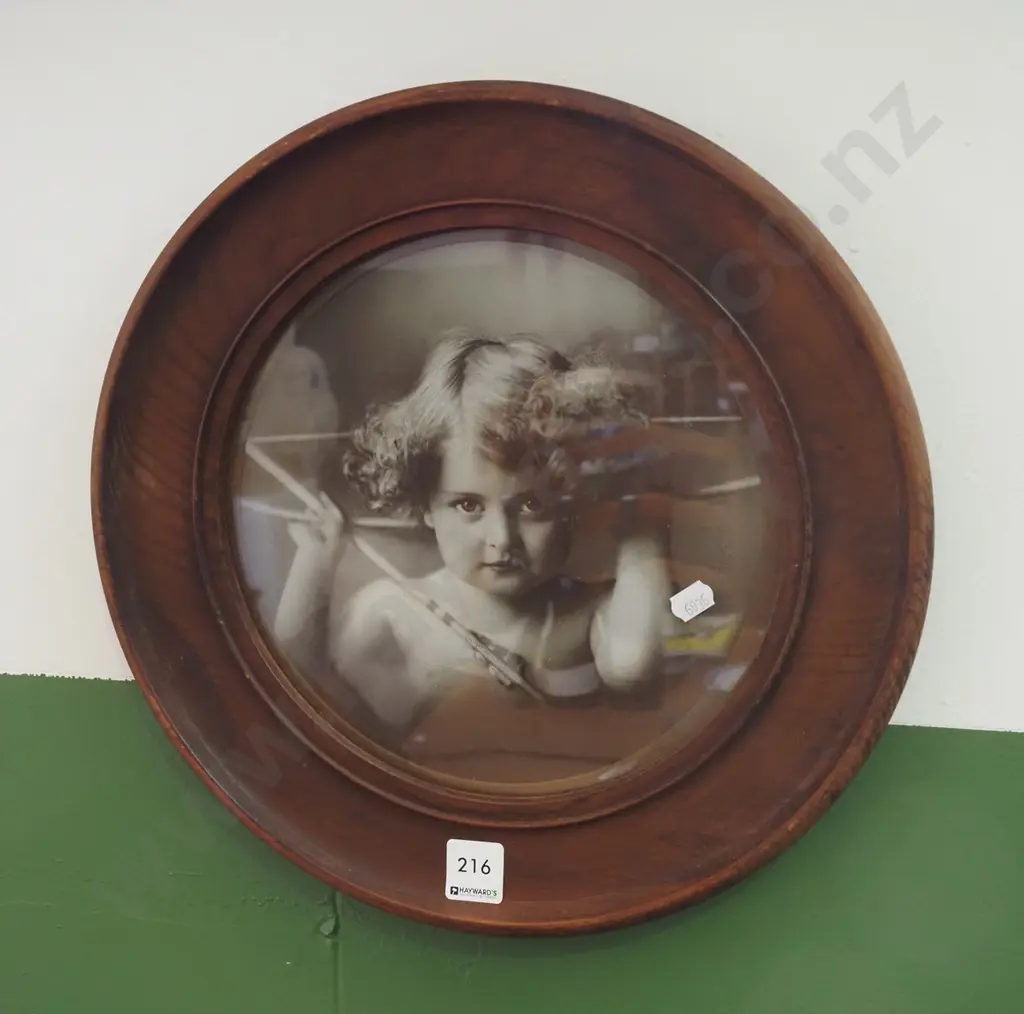 wood framed circular cherub print Overall Diam-350 Image 1++