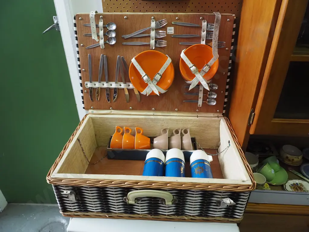 retro picnic hamper and contents Image 1++