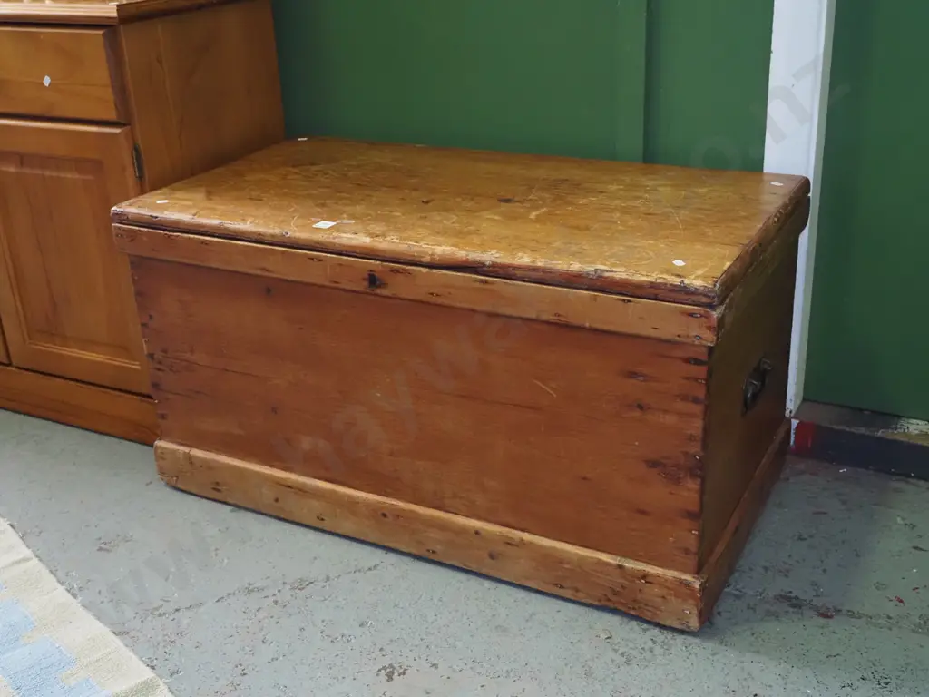 vintage rimu woodworkers chest H-490 W-540 D-480 Image 1++