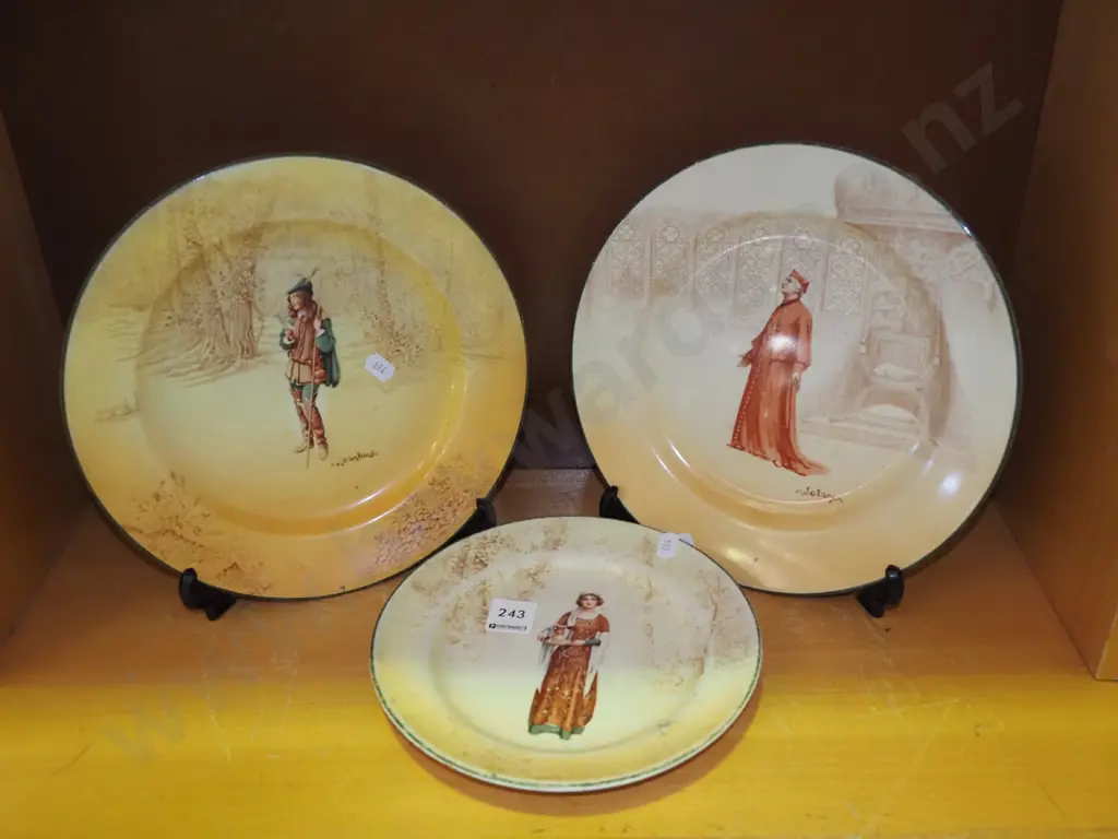 3x Royal  Doulton plates  Image 1++