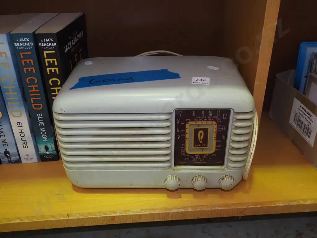 retro Philco mantle radio Image 1++