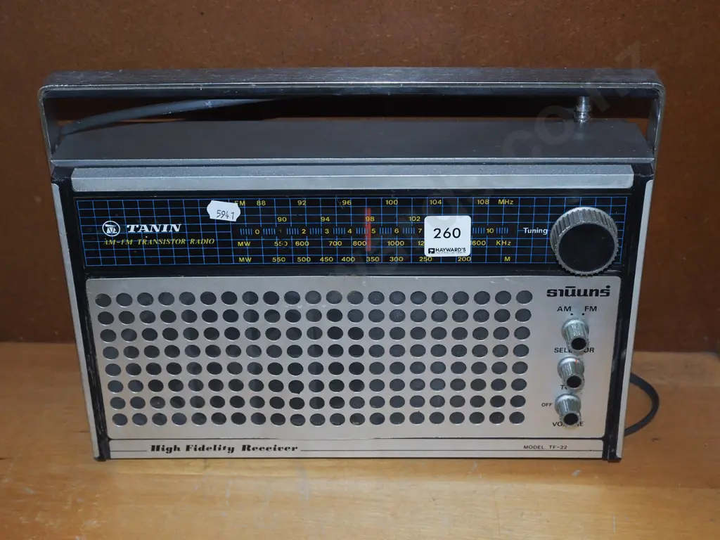 Tanin AM/FM transistor radio Image 1++