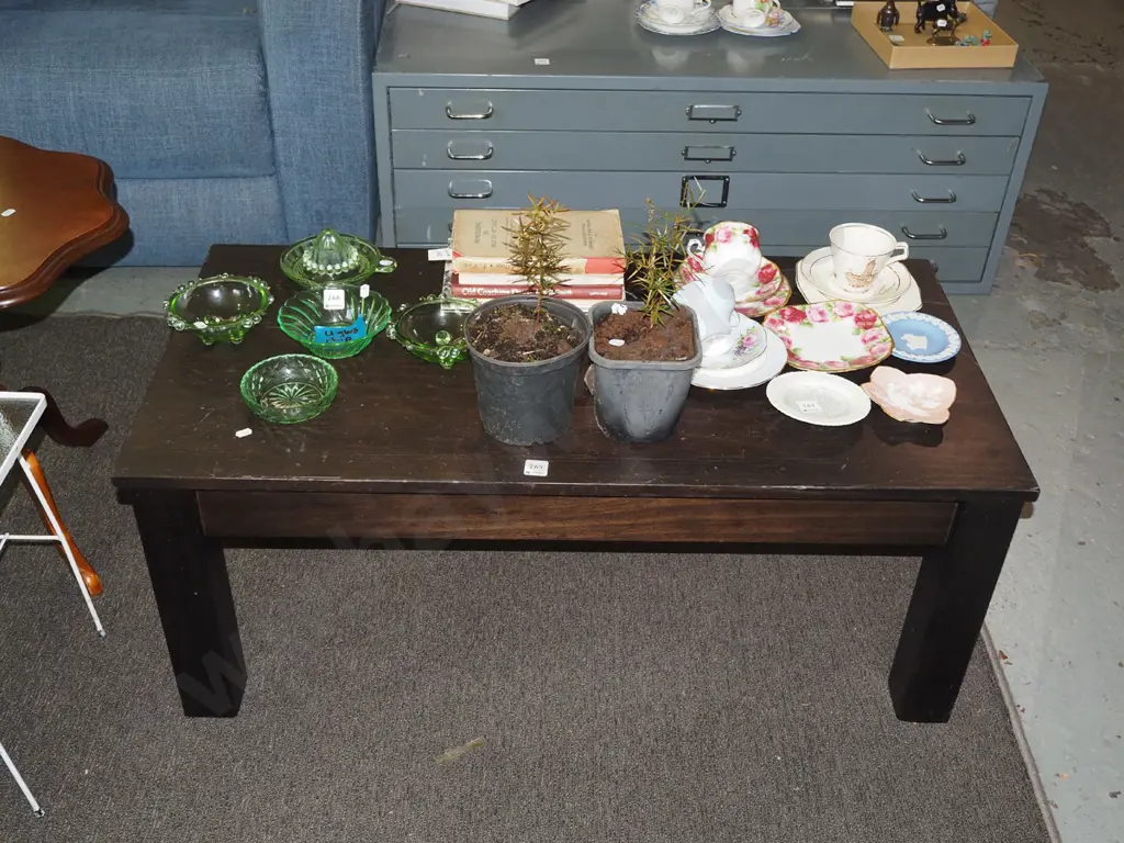 dark stained coffee table H-410 W-1010 D-500 - marks and scratches to top Image 1++