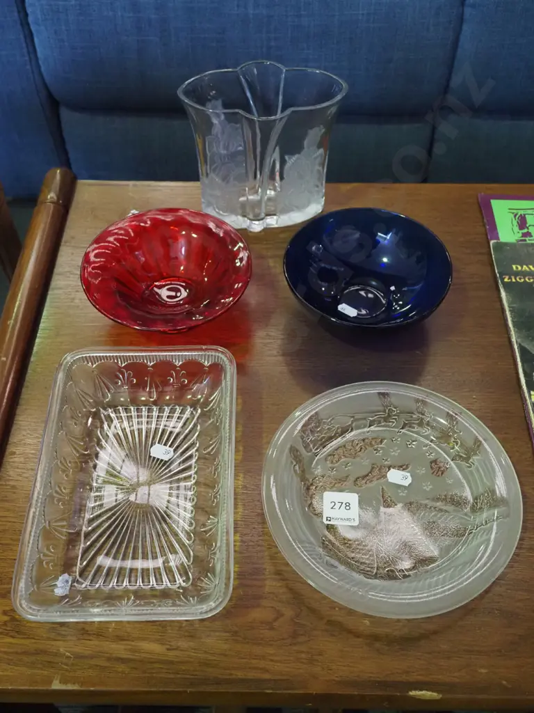 glass vase, coloured bowls, 2x decorative dishes Image 1++