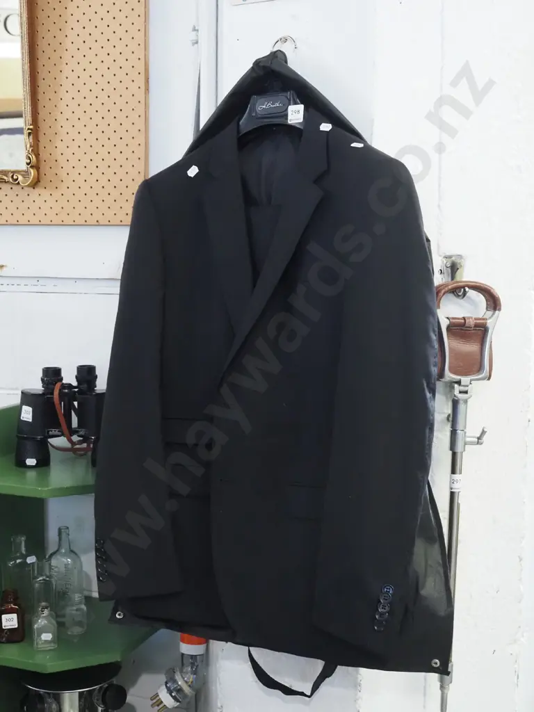 gent's suit jacket & trousers Image 1++