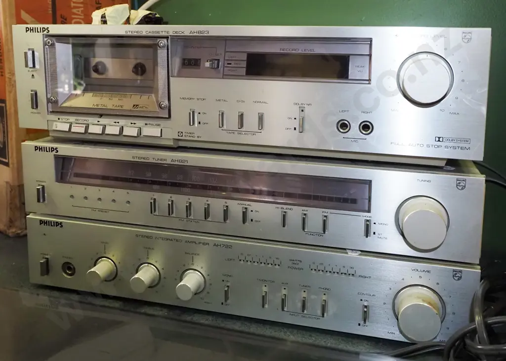 Philips stereo w/ turntable, amplifier, tuner, cassette deck Image 1++