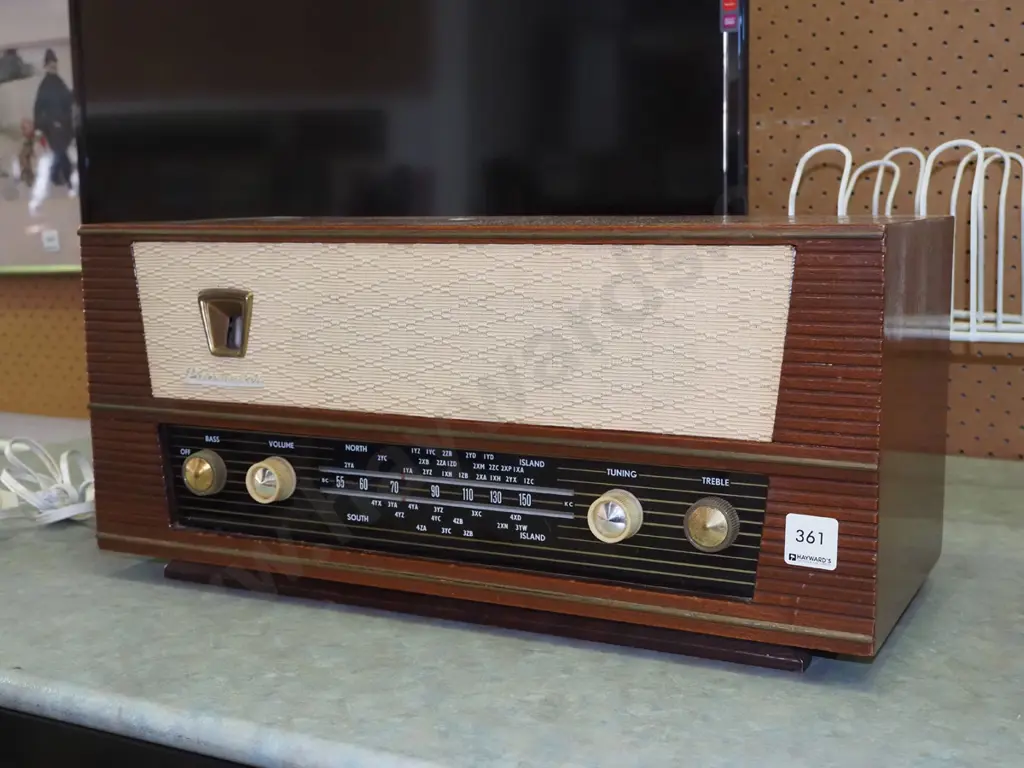 Pacemaker mantel radio Image 1++