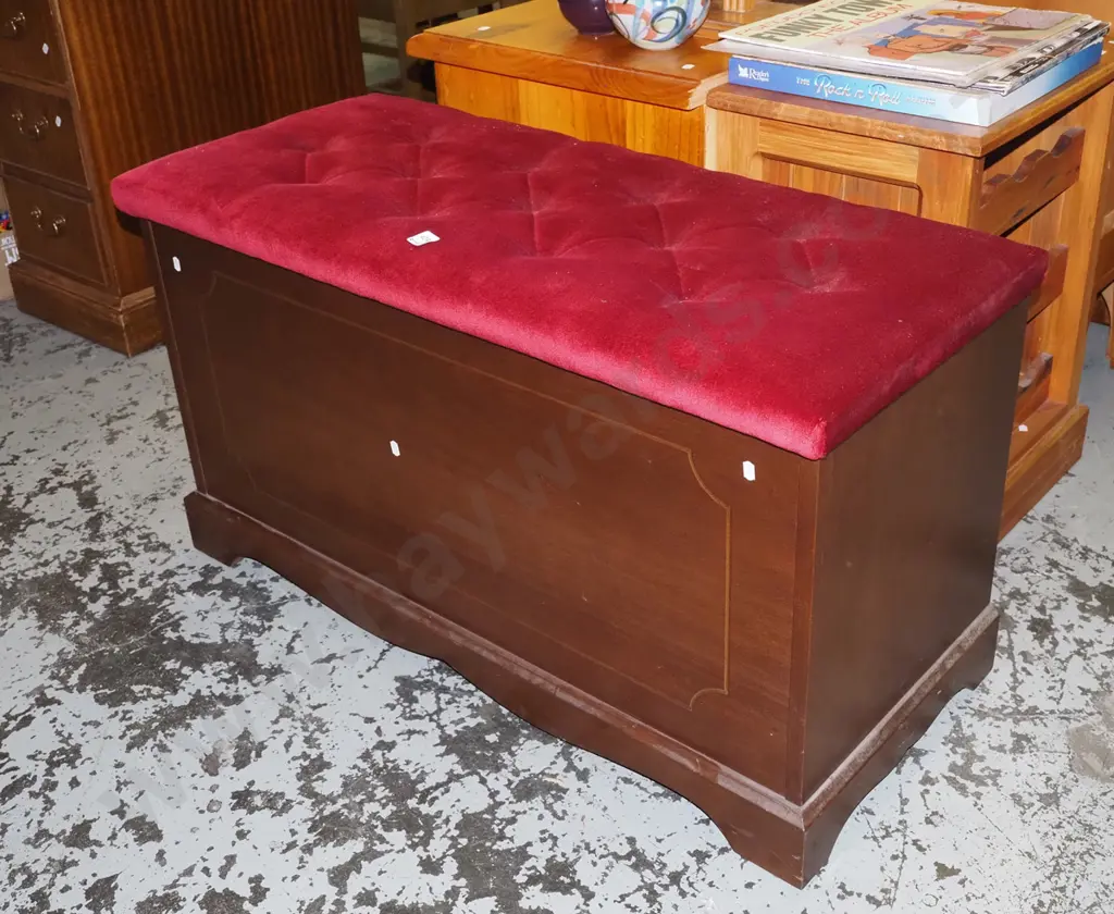 red velvet deep buttoned blanket box Image 1++