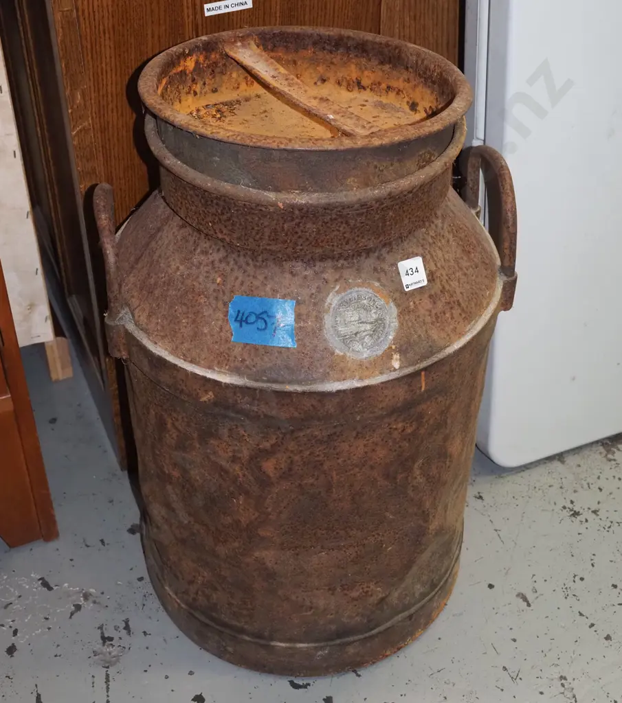 rusty milk pail H-570 Image 1++