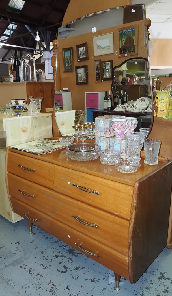 mid century 4 drawer mirror back dresser H-1550 W-1070 D-430 Image 1++