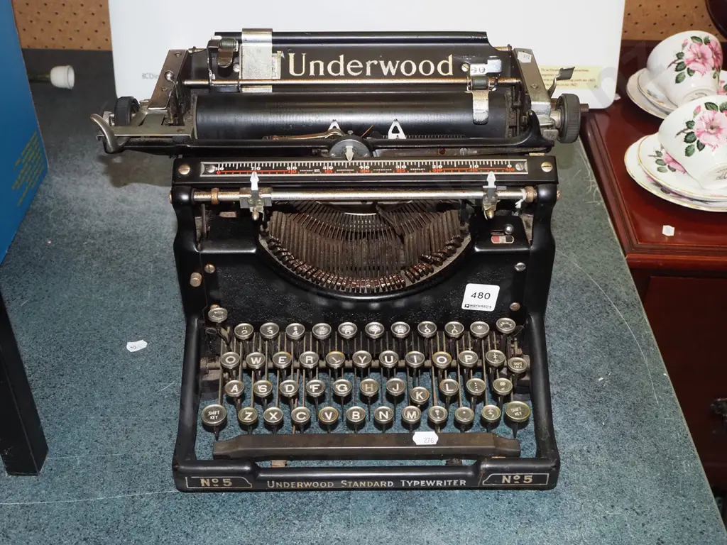 Underwood vintage typewriter Image 1++