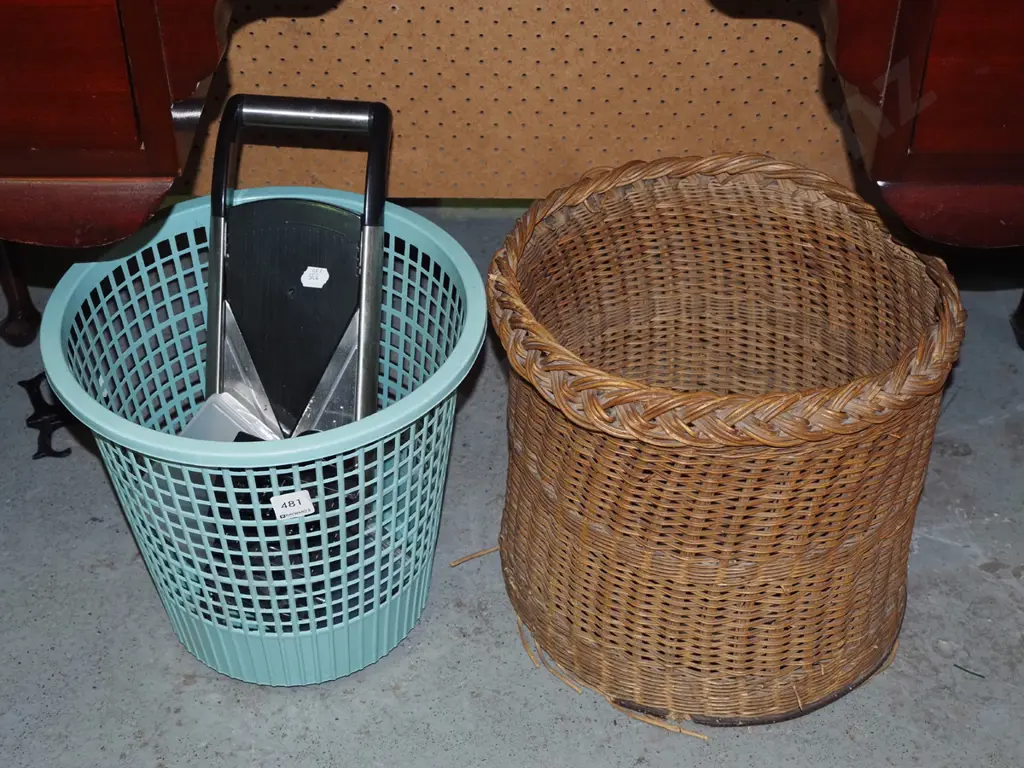 cane basket, plastic basket, mandolin Image 1++