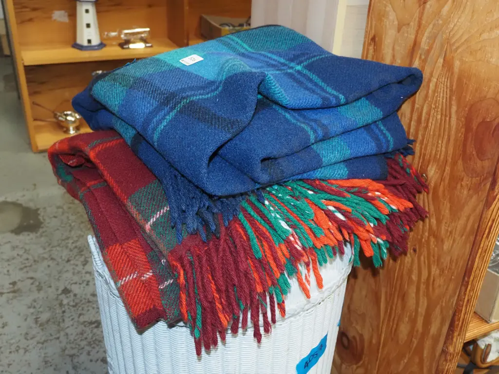 2x checked wollen travel blankets Image 1++