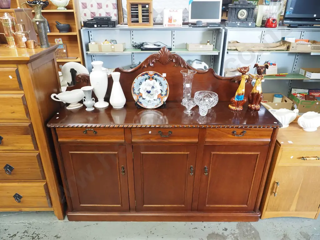 reproduction mahogany 3-door 3-drawer buffet sideboard H-1270 W-1540 D-440 Image 1++
